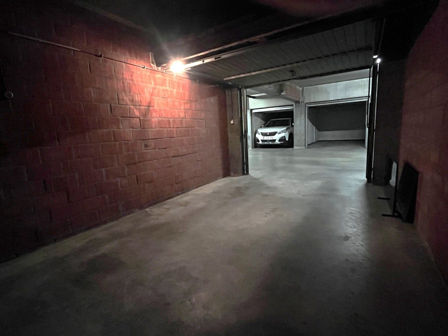 Ondergrondse garagebox met metalen kantelpoort, in Res. Cederboom, inrit Greenhillstraat foto 2