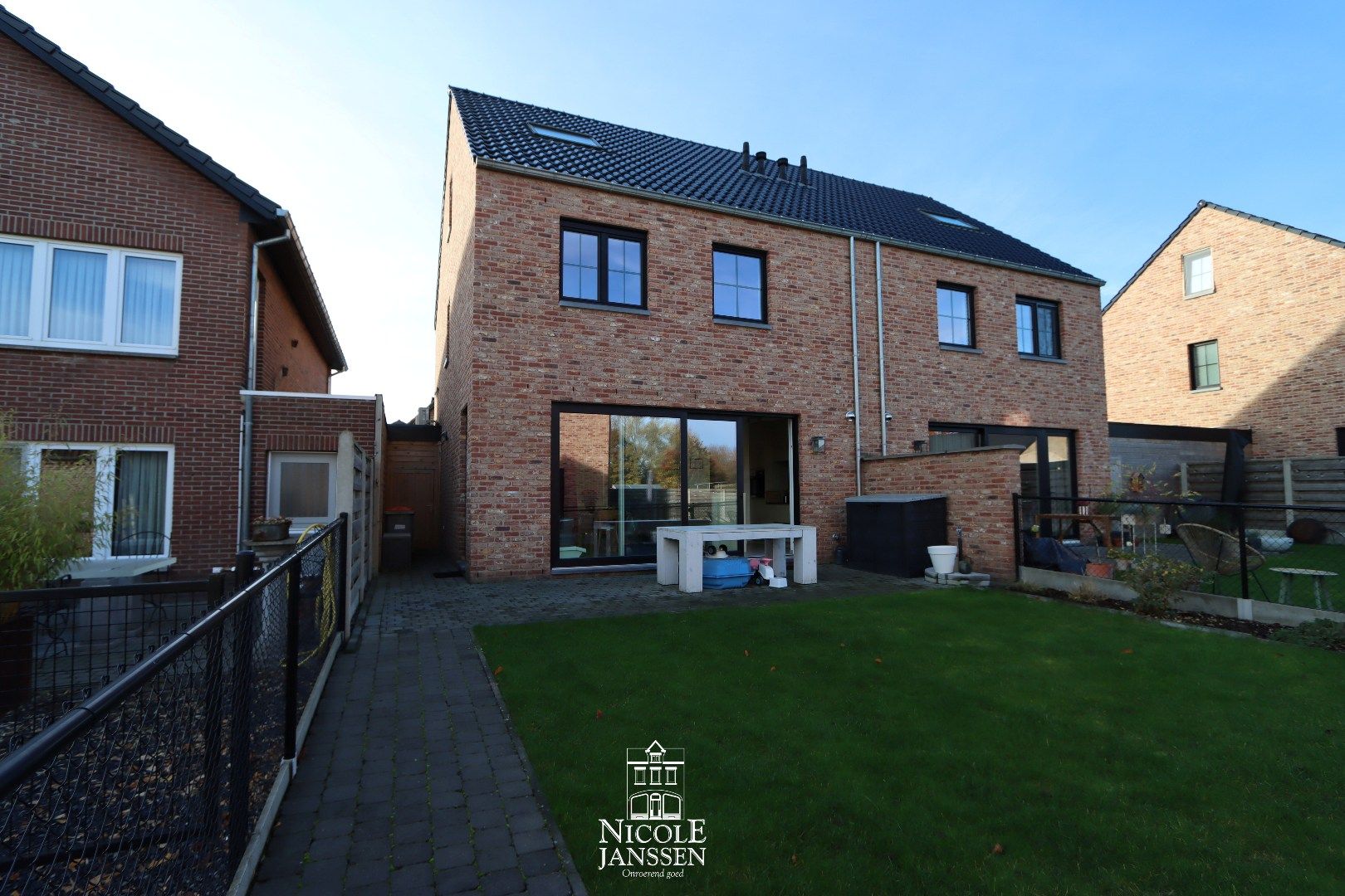 Nieuwbouwwoning met drie slaapkamers, tuintje en carport op een aangename en rustige locatie in Kessenich foto 17