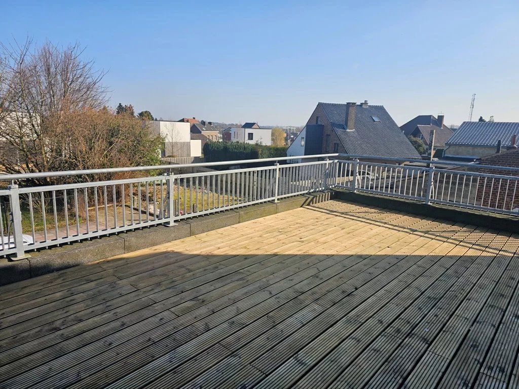 Ruim apaprtement met 3 slaapkamers en groot terras. foto 2