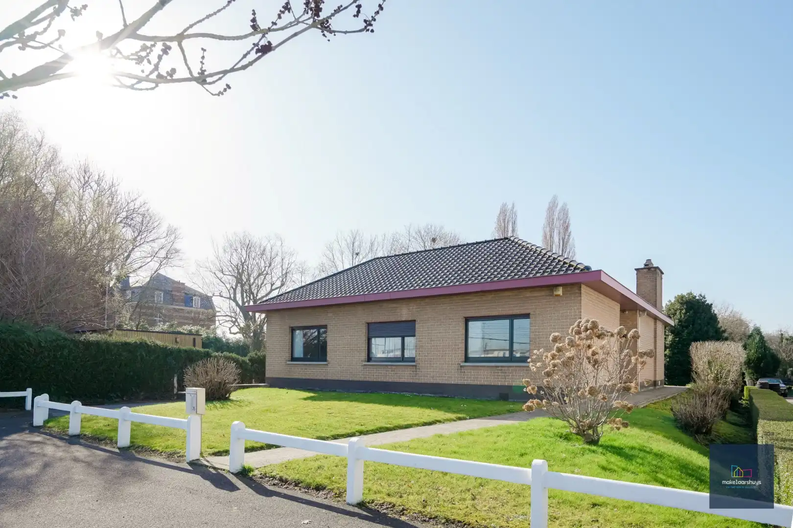 Hoofdfoto van de publicatie: Ruime bungalow met garage op 1980m² grond 