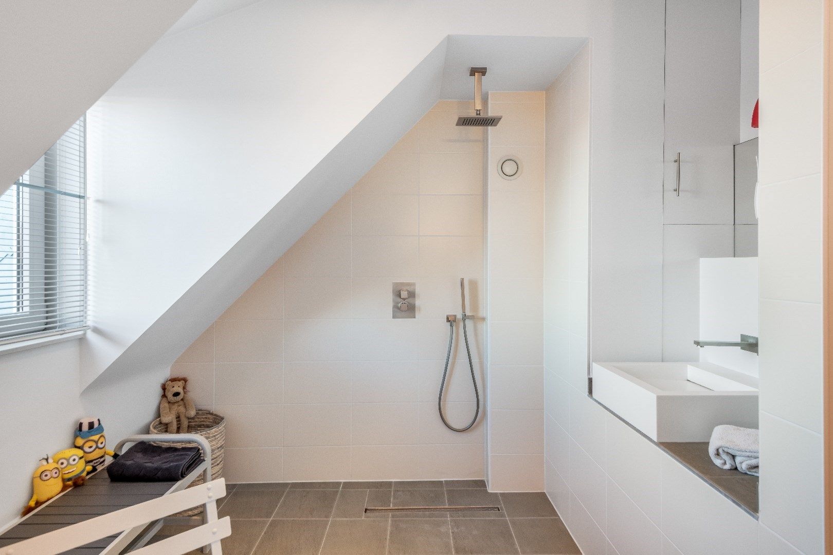 Ruim en lichtrijk doorzonappartement gelegen aan de zonnekant van de Lippenslaan foto 17