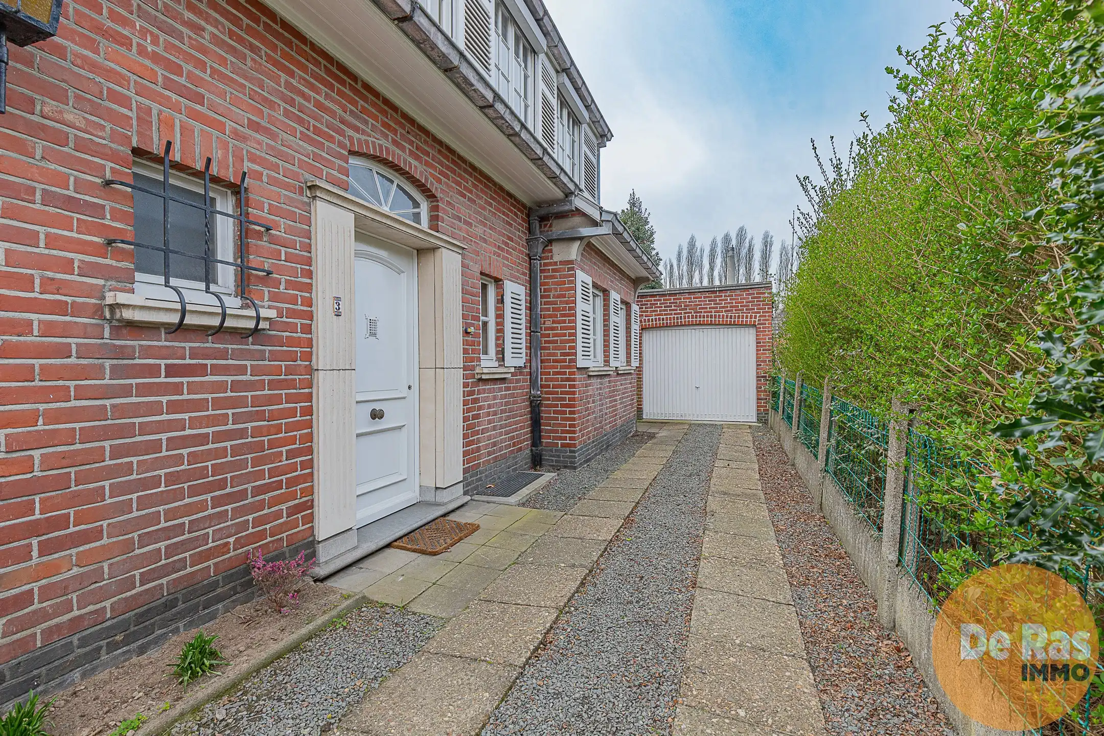 WETTEREN - Solide, te renoveren woning met 4 kamers en tuin foto 2