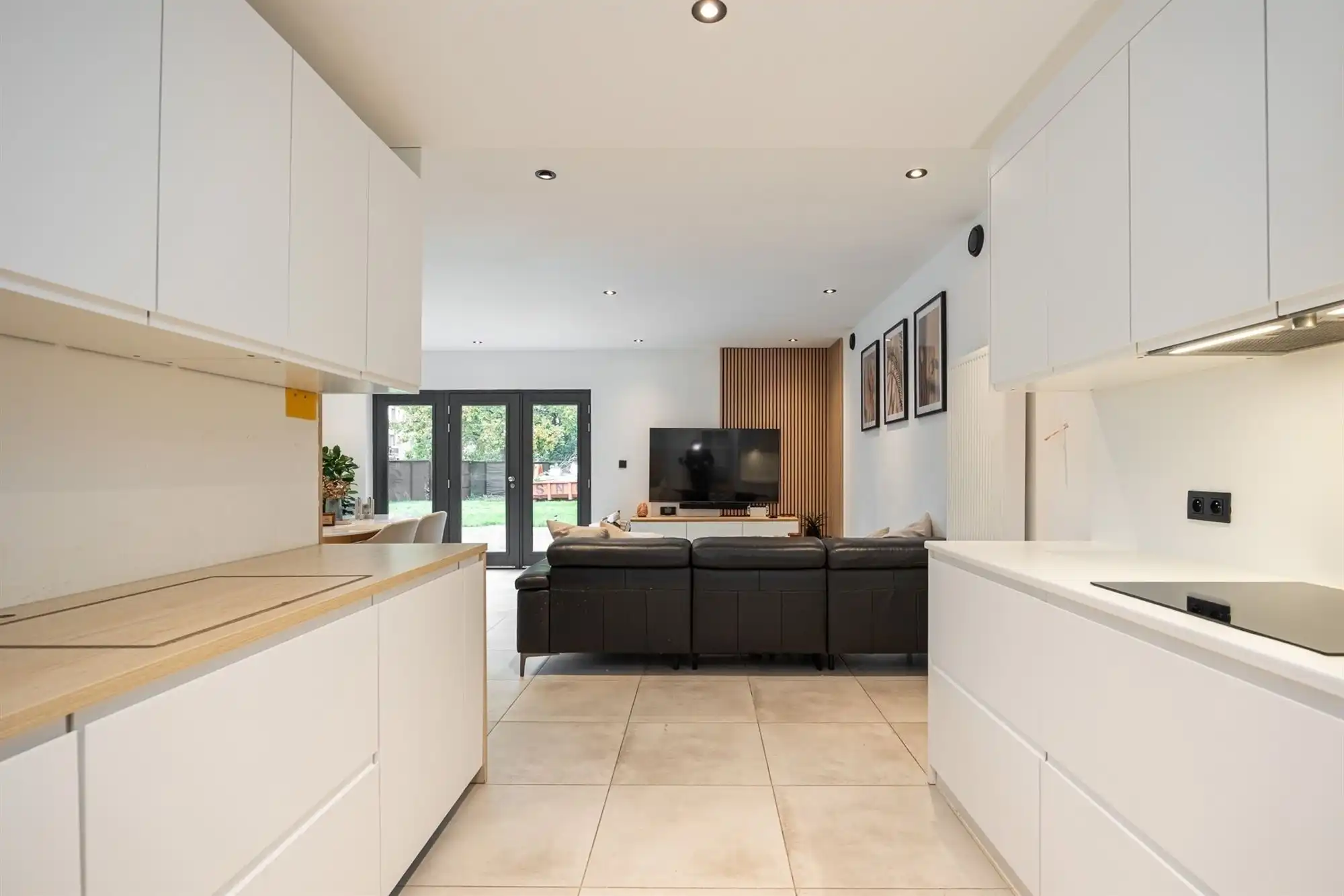 Ruime moderne woning met royale tuin  foto 7