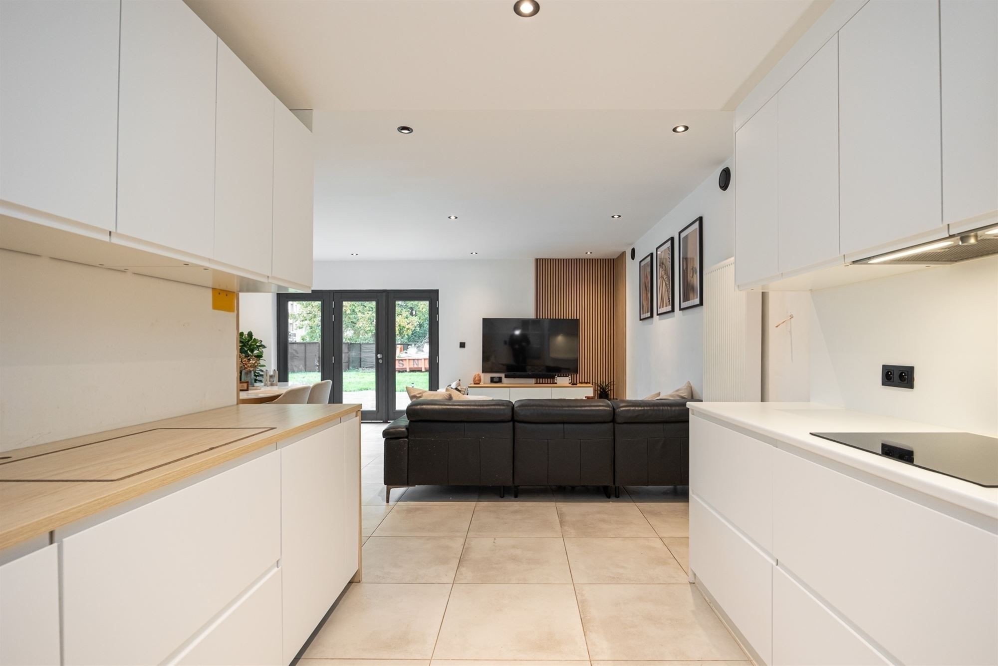 Ruime moderne woning met royale tuin  foto 7