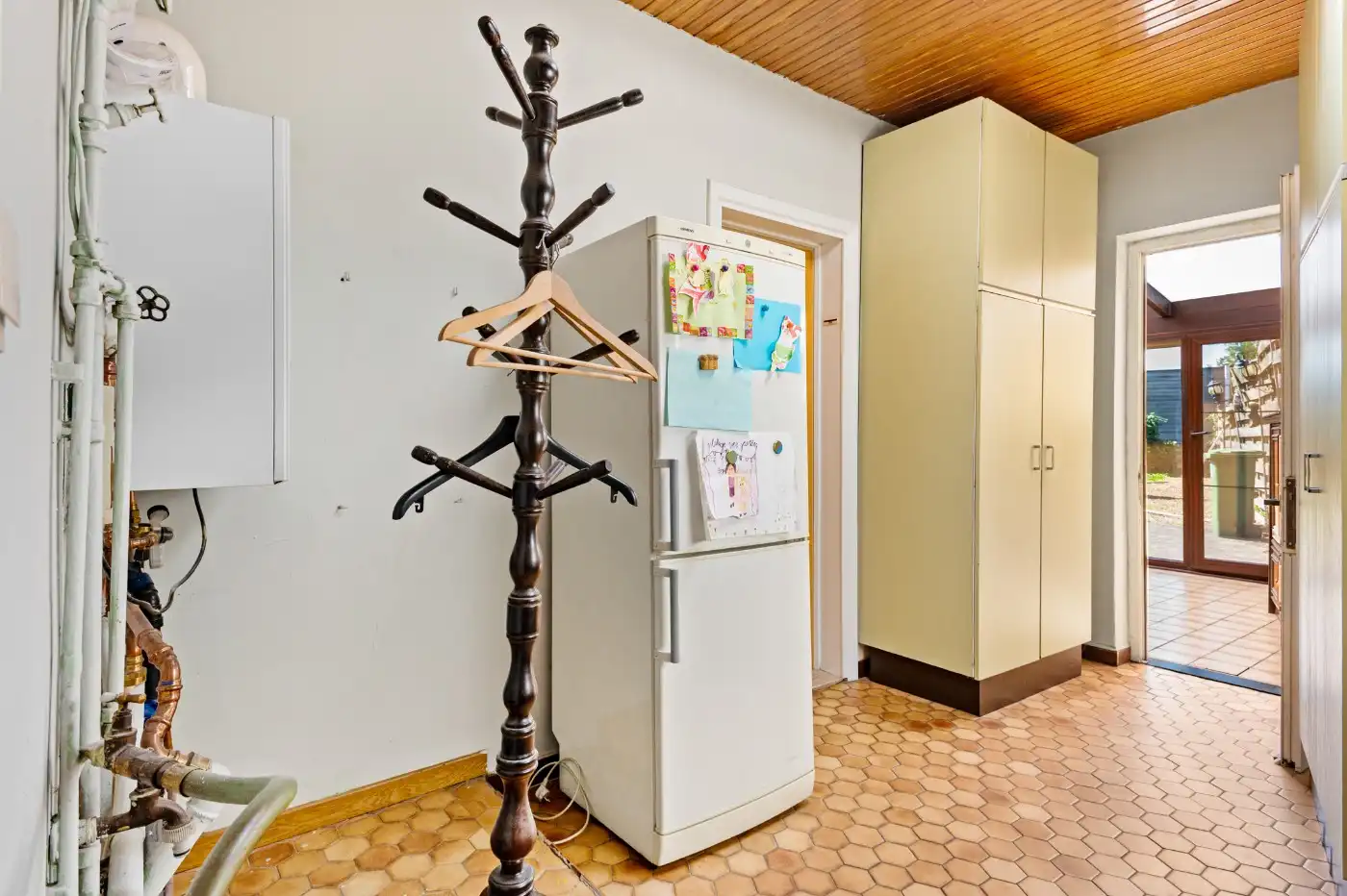 Grote, goed onderhouden, te renoveren woning met 3 slpk., garage en tuin foto 11