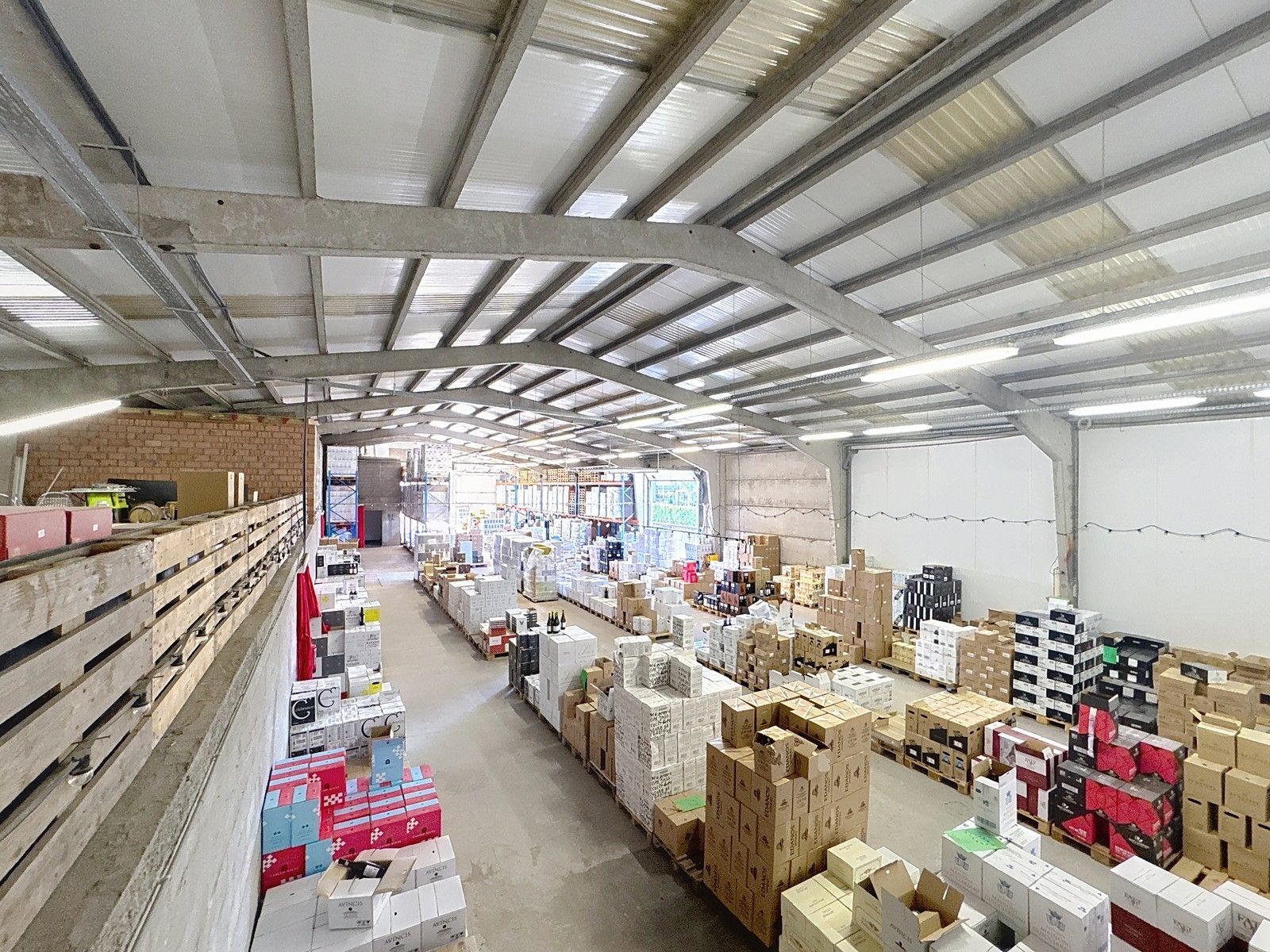 Instapklaar BEDRIJFSPAND, bestaande uit MAGAZIJNEN met geïntegreerde KANTOREN en ruim APPARTEMENT met terras op verdieping! Op industriezone "Waggelwater"! foto 4