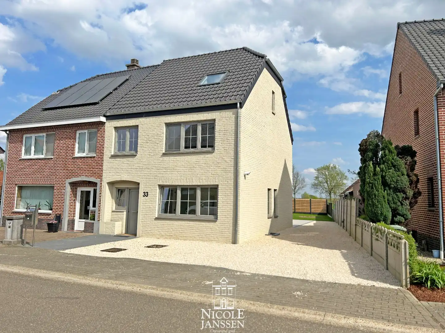 Gerenoveerd halfopen woning met 3 slaapkamers te Aldeneik te koop foto {{pictureIndex}}