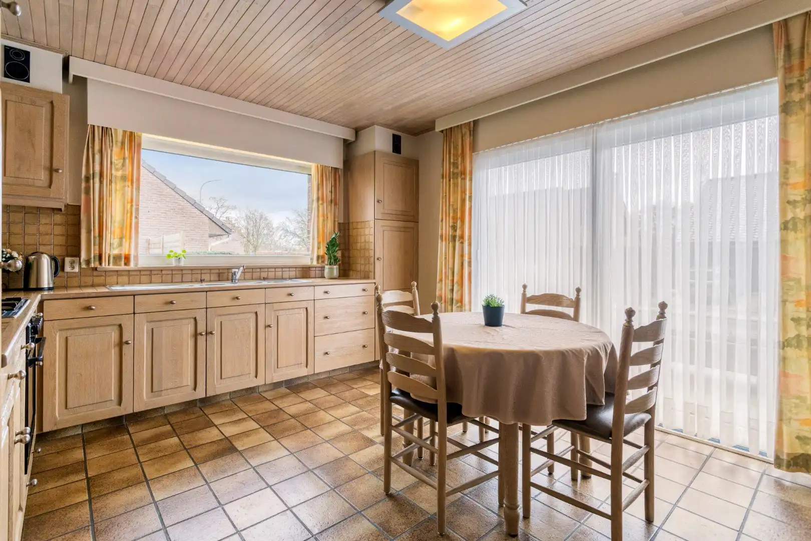 Uiterst verzorgde, gelijkvloerse villa met 2 slaapkamers en ruime garage! foto 10