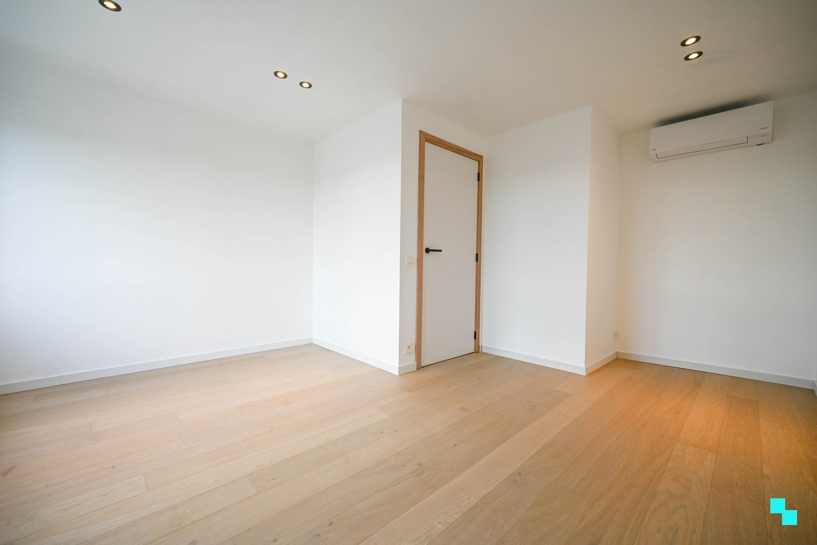 Volledig gerenoveerde woning met zicht op de velden foto 16