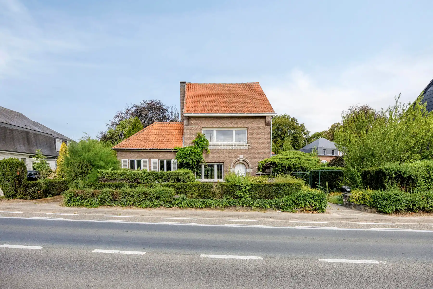 Open bebouwing met aangename tuin op strategische locatie foto 4