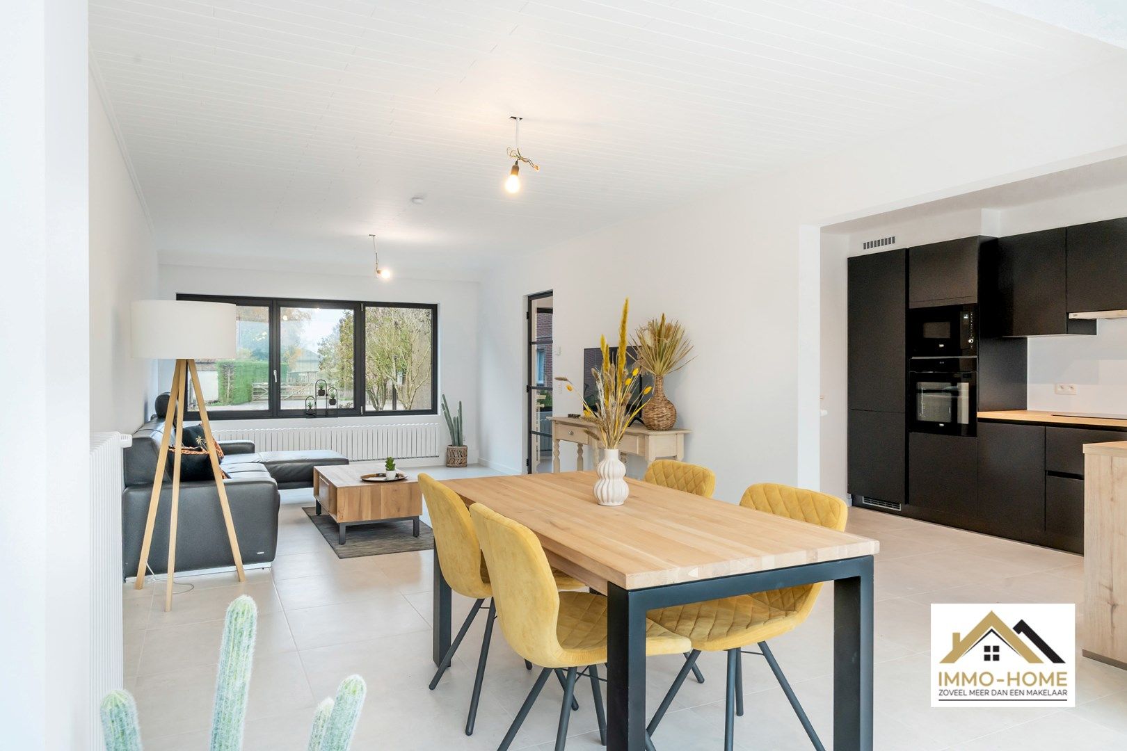Zeer ruime woning met prachtig open zicht op agrarisch gebied foto {{pictureIndex}}