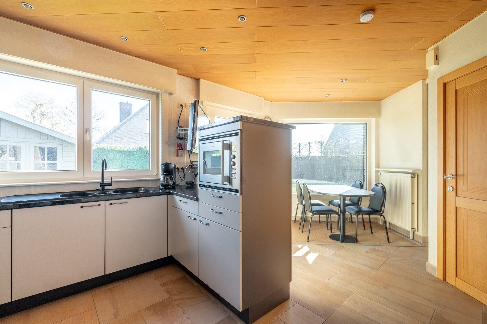 Instapklare woning met inpandige garage, 4 slk + bureau en zonnige ligging. foto 10