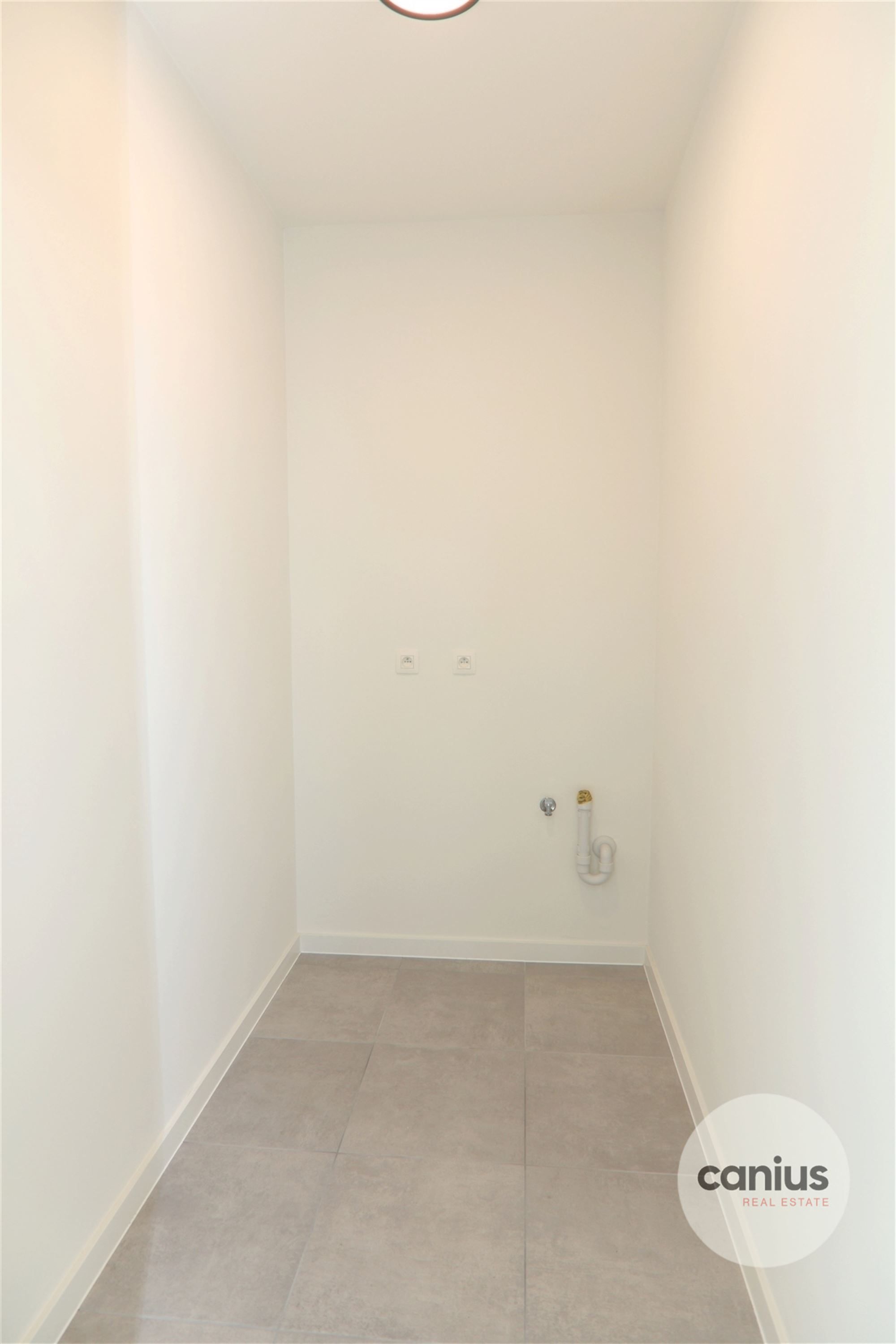 GESCHILDERDE PENTHOUSE IN HARTJE HASSELT MET 2 SLKS + 2 TERRASSEN & PARKING foto 17