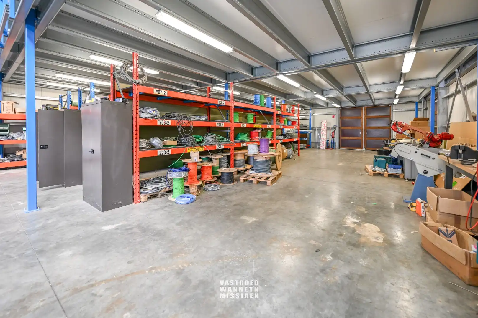 Loods met laadkade, geïntegreerd kantoor en conciërgewoning op 1124 m² foto 9