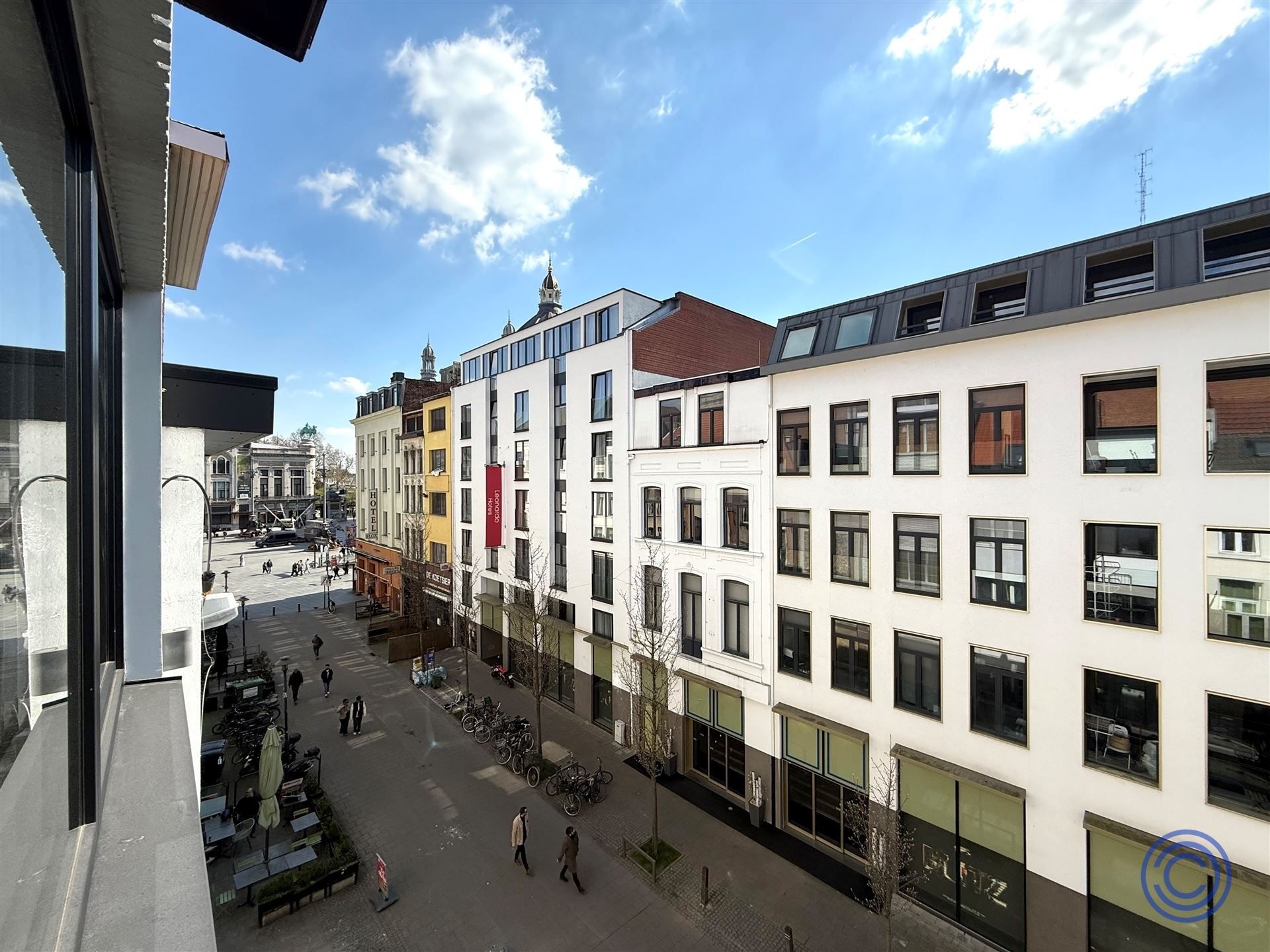 Appartementsgebouw met een handelspand en 3 logies op centrale locatie! foto 5