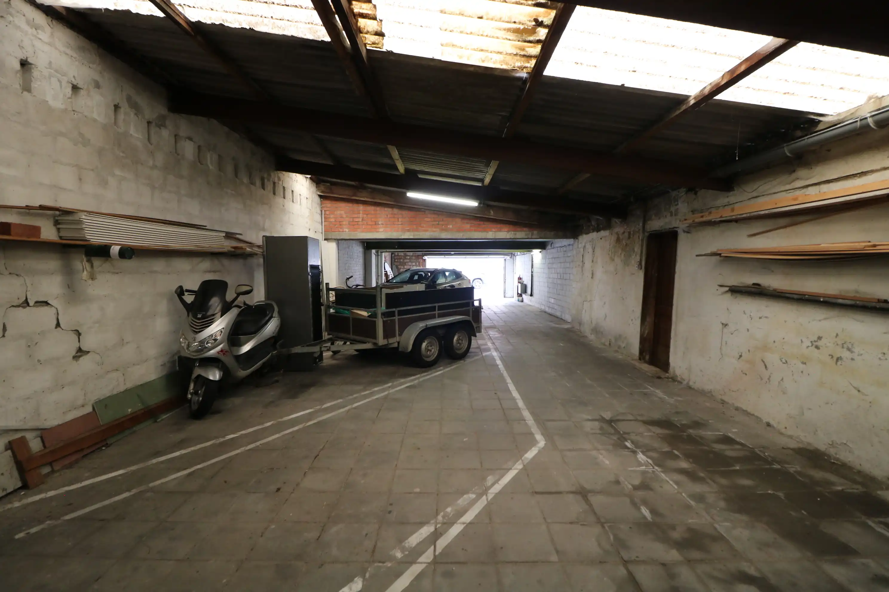  Zeer ruime woning met 5 slaapkamers, garages (8 wagens) en werkplaats. foto 22