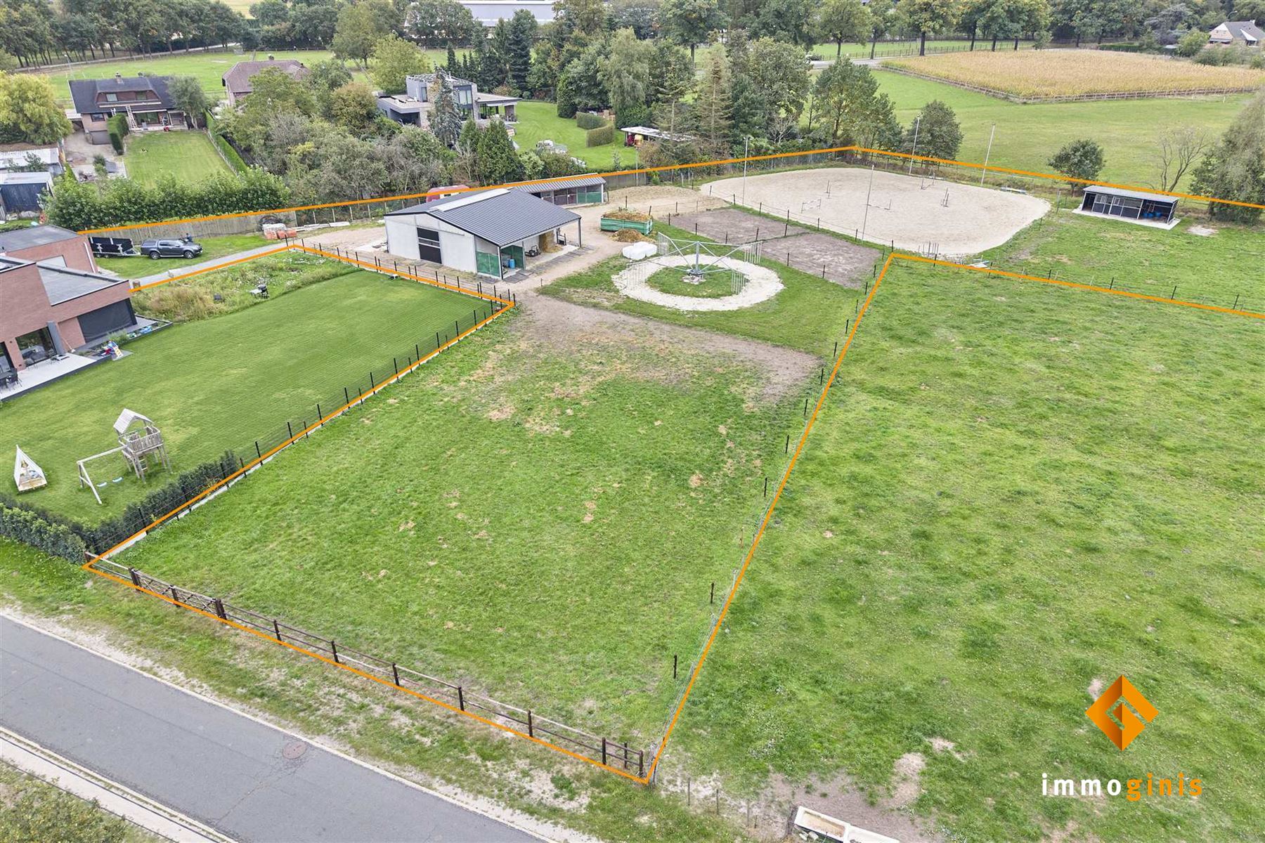 Ruime, gerenoveerde woning met 6 slaapkamers en loods (180m²) op een perceel van 71a44ca. foto 2