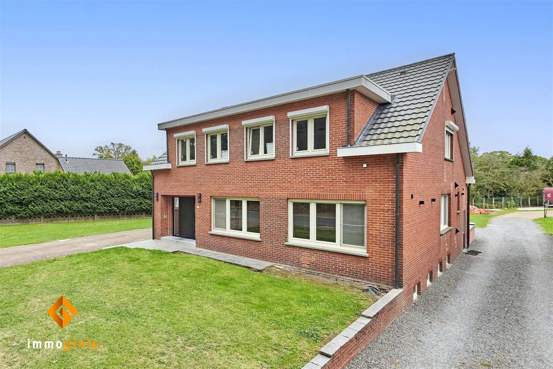 Ruime gerenoveerde woning met paardenfaciliteiten op een perceel van 71a44ca. foto 2