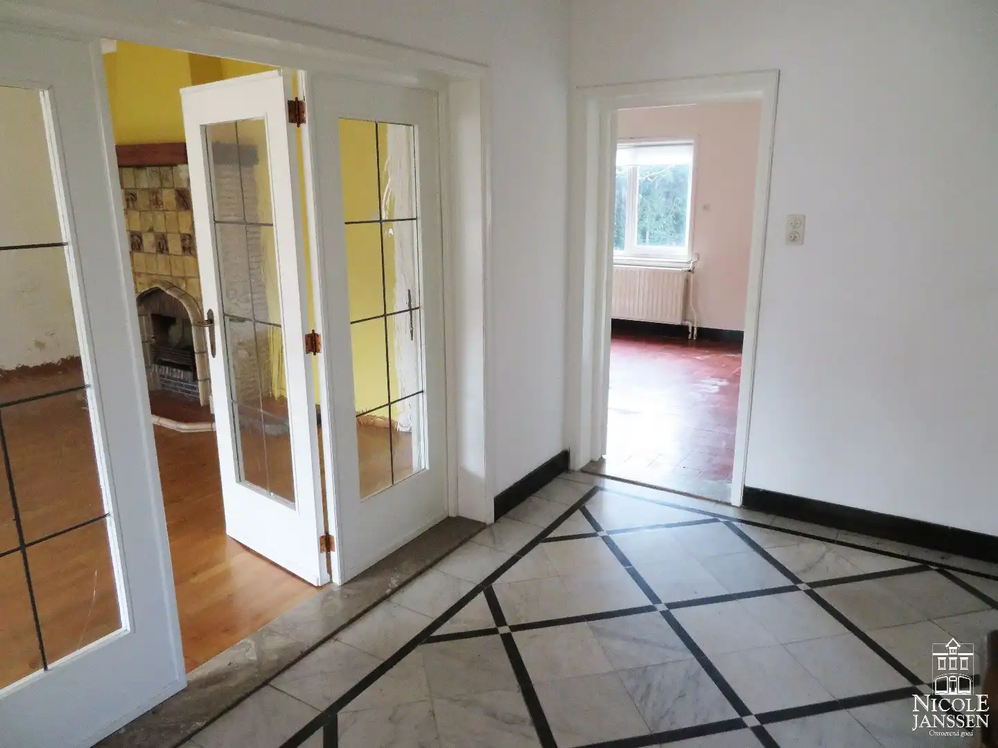 Halfvrijstaande woning met handelsruimte en 5 parkeerplaatsen foto 3