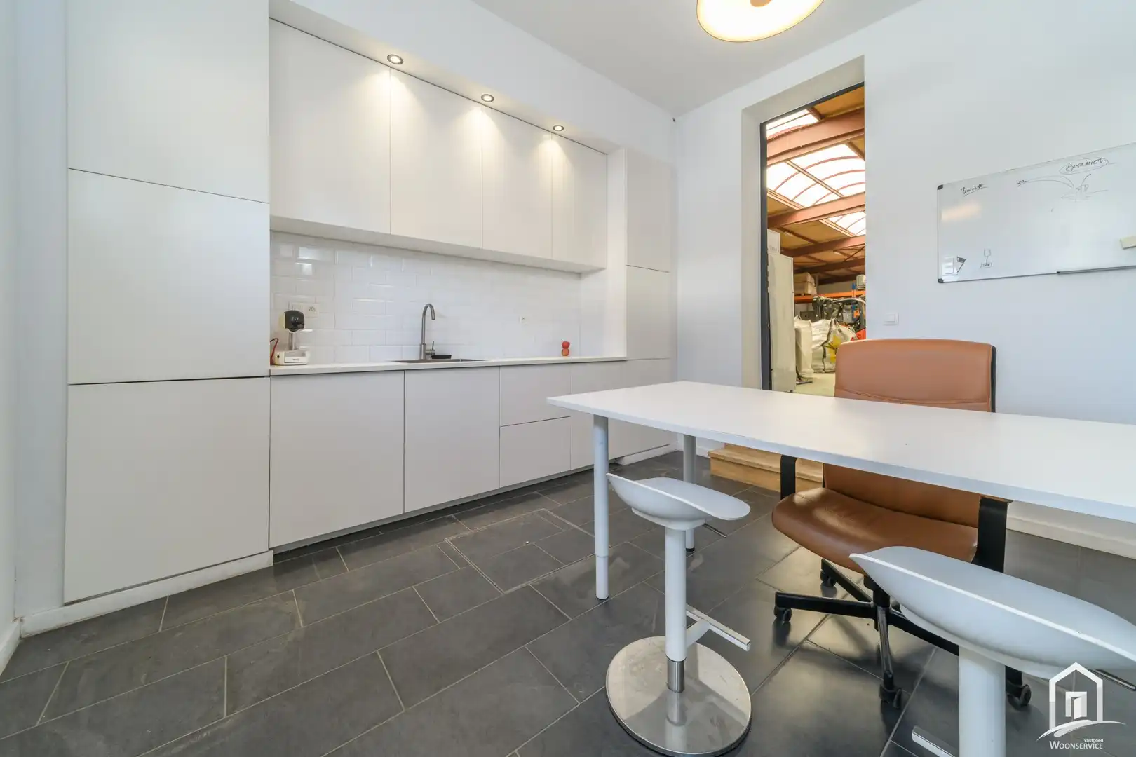 Multifunctioneel magazijn van 800 m² met burelen nabij centrum Aalst foto 16