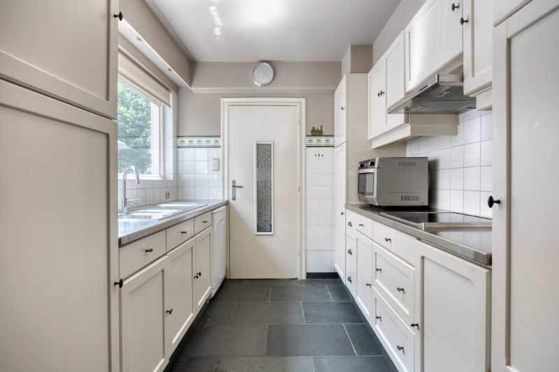 Karaktervolle woning met grote tuin en achteruitweg foto 14