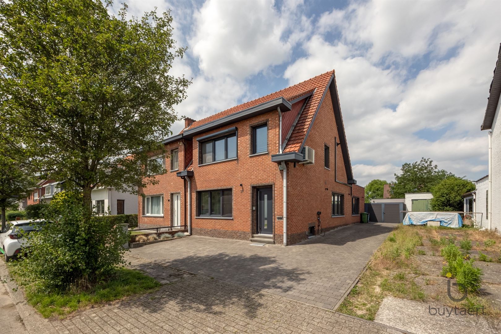 ZEER RUSTIG GELEGEN INSTAPKLARE GEZINSWONING MET MOOIE GROENE TUIN! foto {{pictureIndex}}