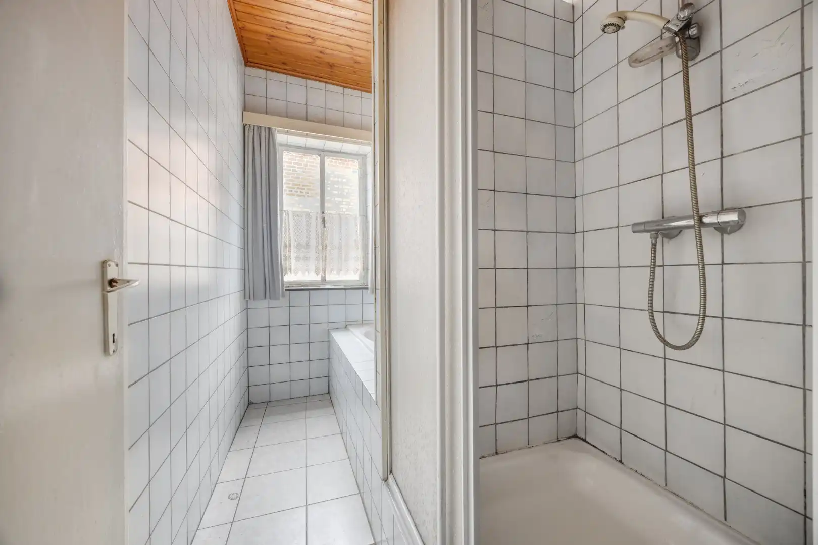 Hoevewoning met binnenkoer, stallingen en grote opslagruimte foto 9