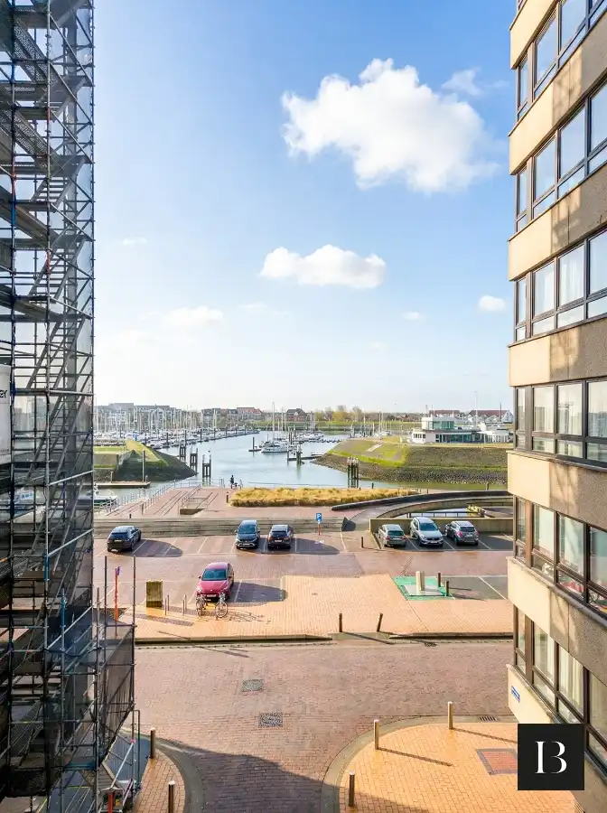 Instapklaar, totaal vernieuwd appartement met zijdelings zee- en havenzicht in Blankenberge foto 9