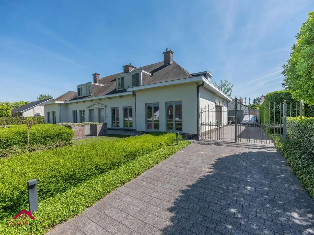 Charmante, ruime half-vrijstaande gezinswoning foto 2