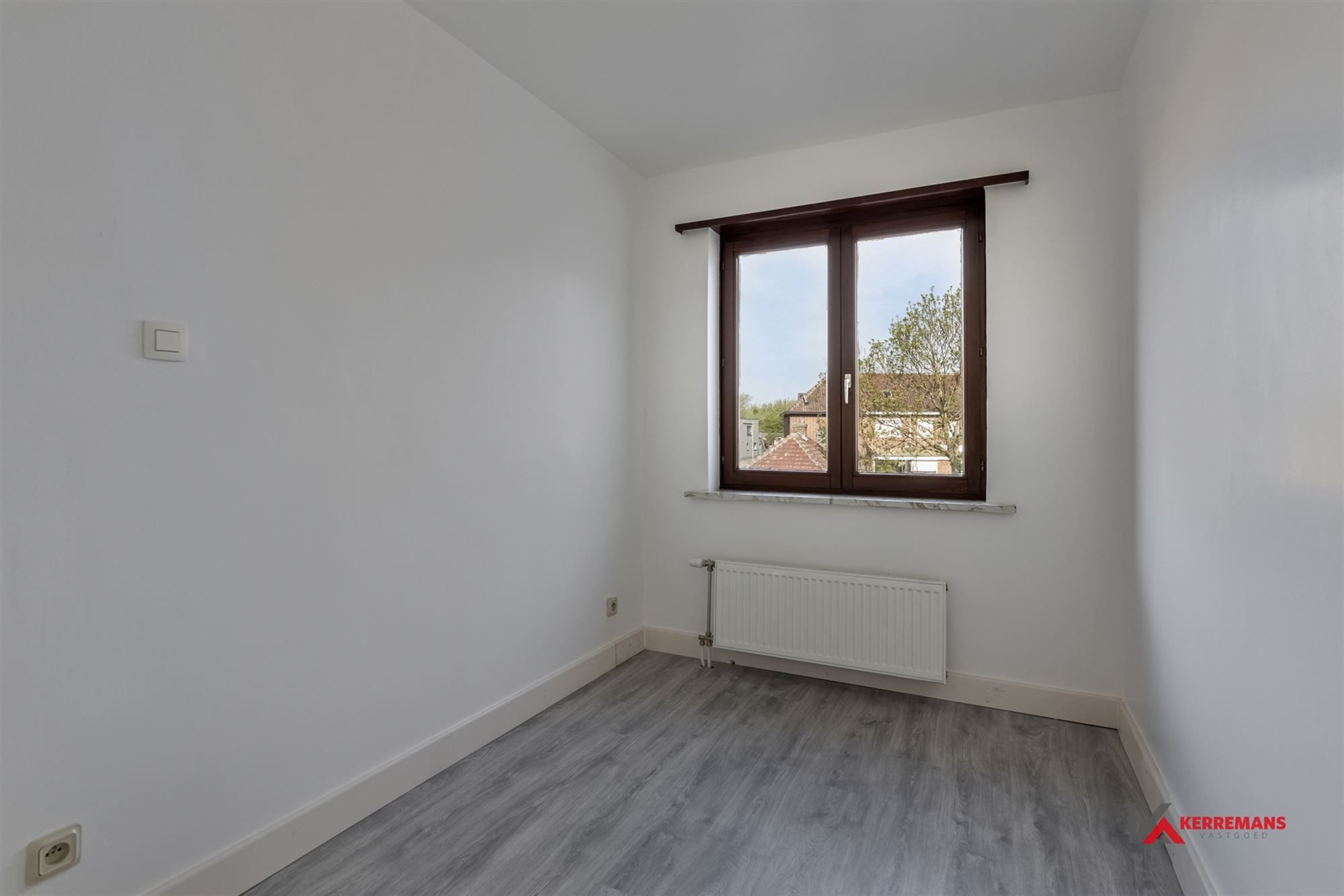 Half open bebouwing met 4 slaapkamers, tuin en garage. foto 10