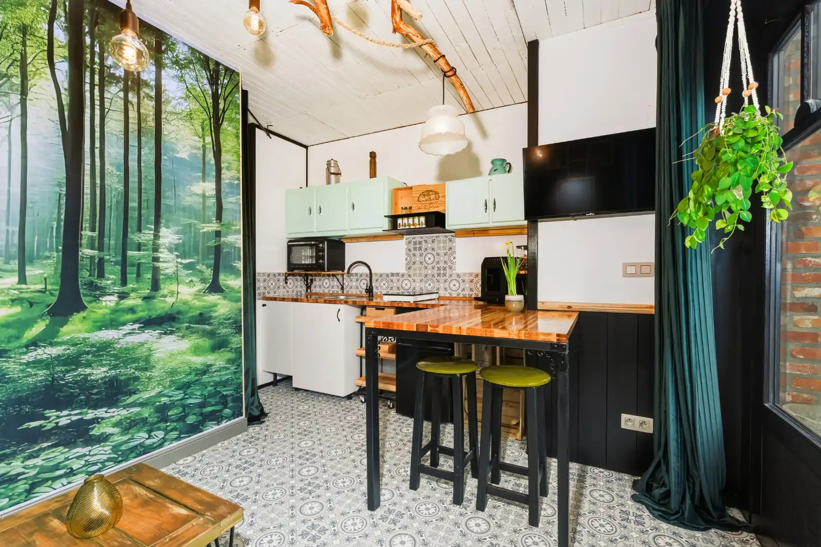 Charmante woning met o.a. 5 kamers en bureau foto 11