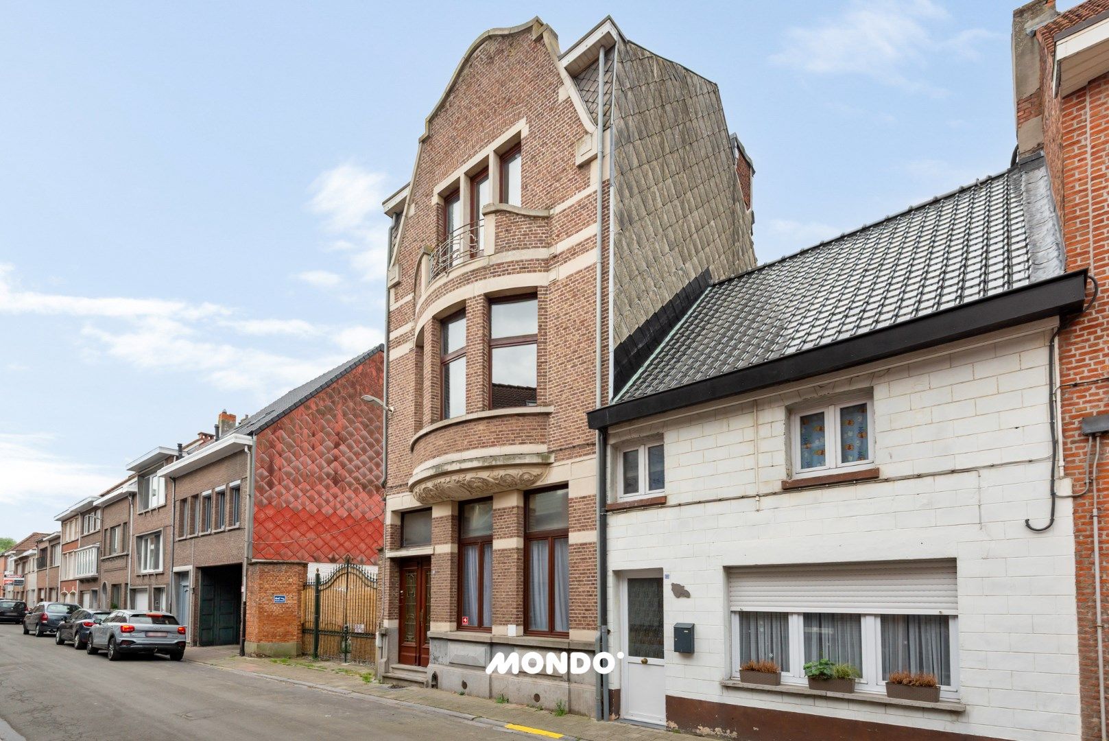Karaktervolle woning met hangaar! foto 2