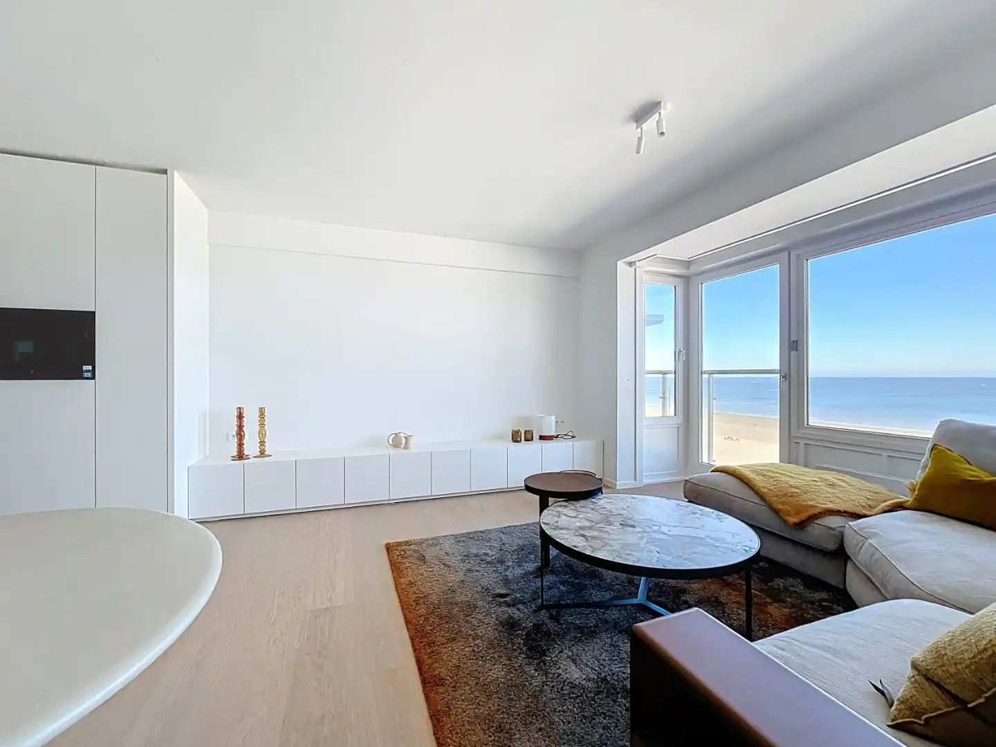 Twee slaapkamer appartement (gerenoveerd 2025) met frontaal zeezicht foto 3