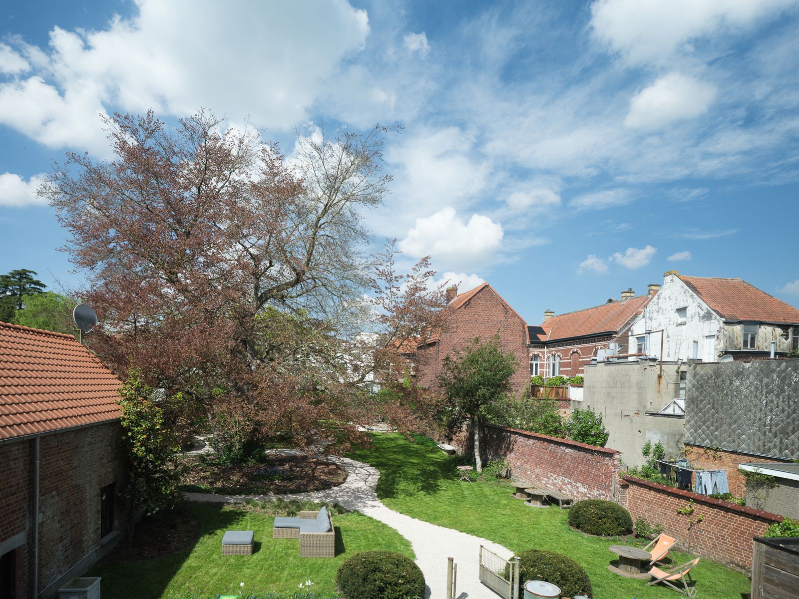 Karaktervolle woning met prachtige tuin in centrum Ronse! foto 24