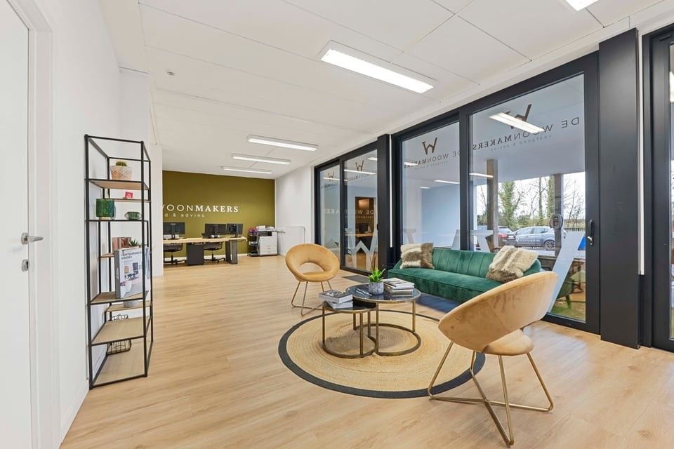 PROFFESIONELE WERKRUIMTE MET TERRAS EN 6 PARKEERPLAATSEN IN SINT-TRUIDEN foto 5