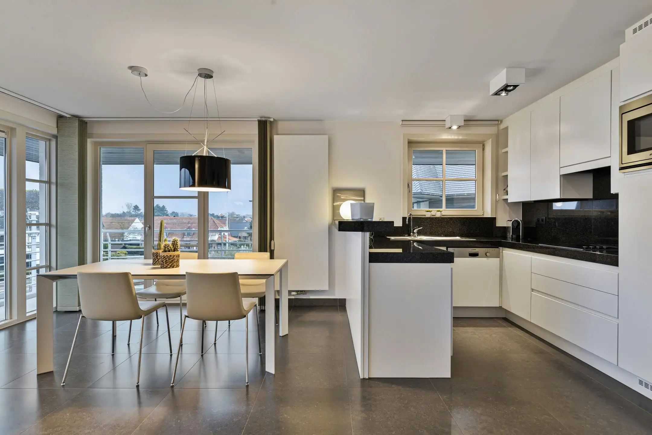 Hoekappartement met 2 slaapkamers en garage in Sint-Idesbald foto 3