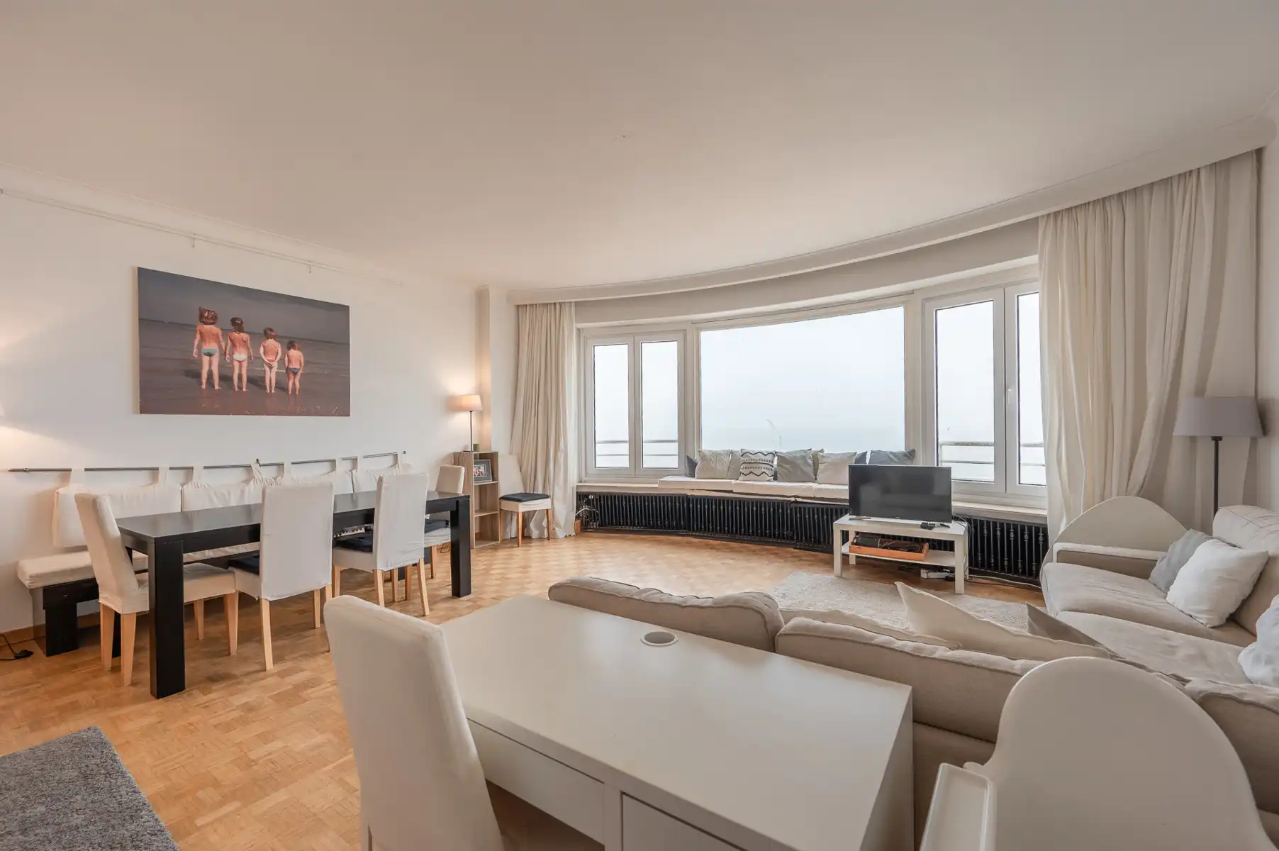 Mooi ongemeubeld appartement met frontaal zeezicht  foto {{pictureIndex}}
