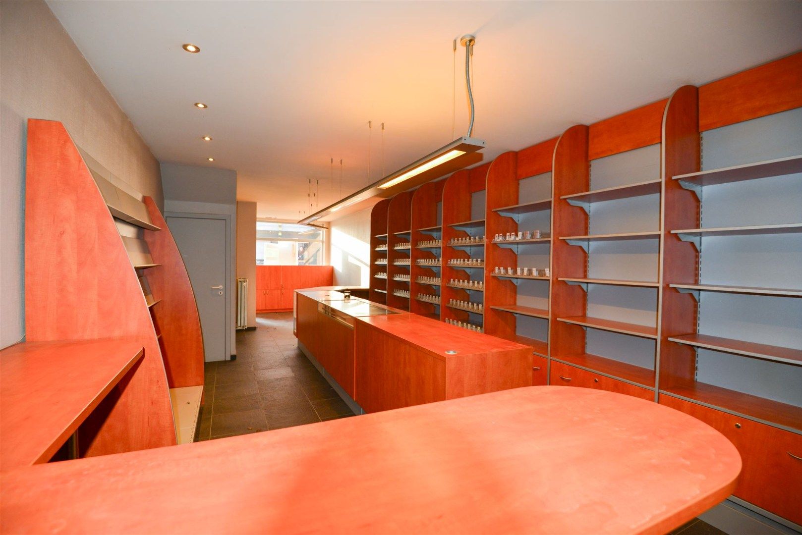 Gelijkvloerse handelsruimte in het centrum Wevelgem foto 5