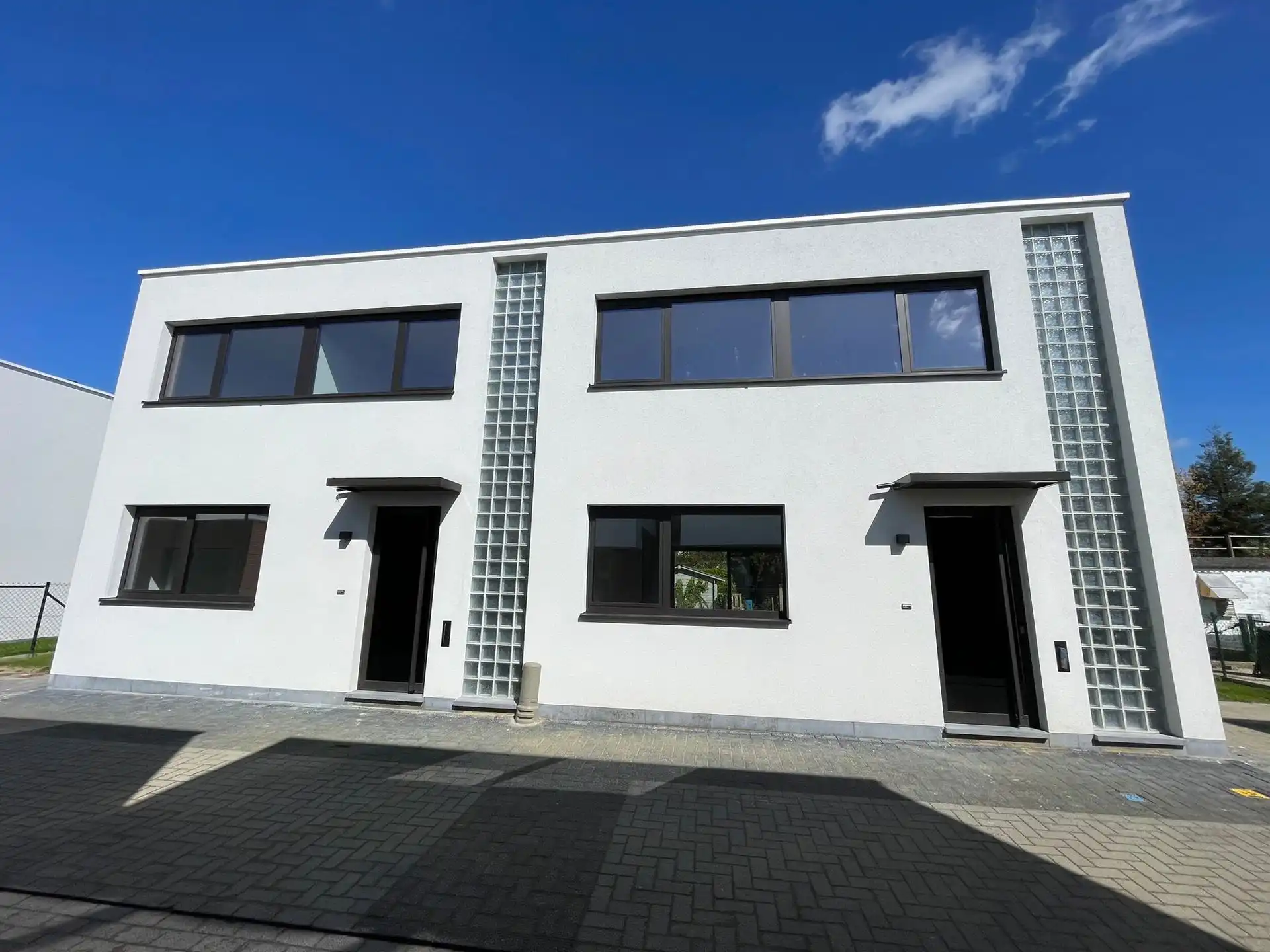 Nieuwbouwwoning met drie slaapkamers, tuin en terras foto 2