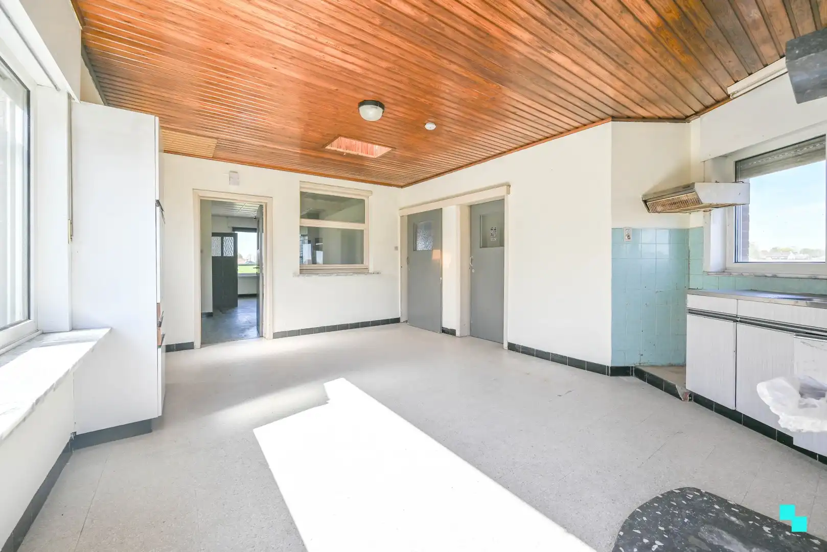 Landelijk gelegen, te renoveren woning op 1.767m² perceel foto 10