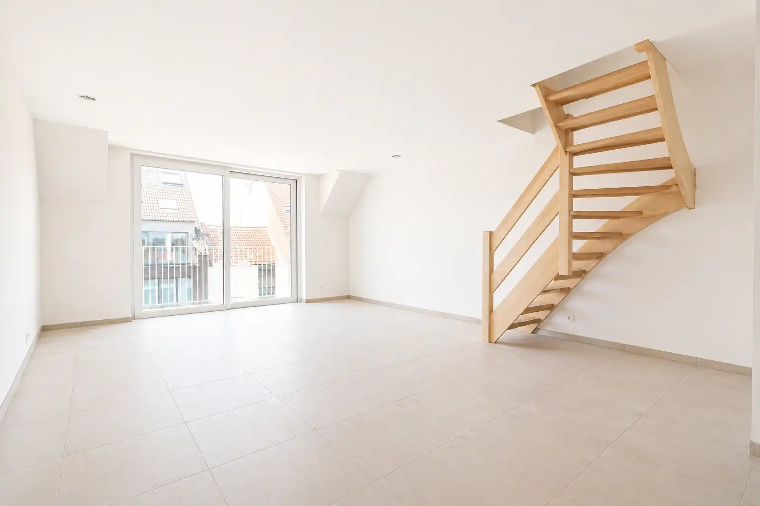 Prachtig 3-slaapkamerappartement met hoogwaardige afwerking, lichtrijke leefruimte en grote terrassen.   foto 3