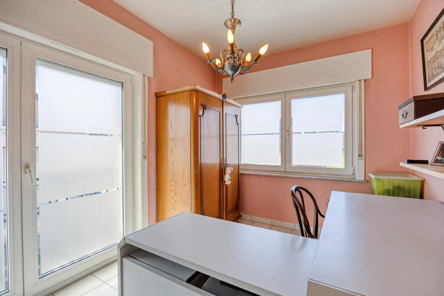 Degelijke 3-gevel met drie slaapkamers, tuin en garage foto 15