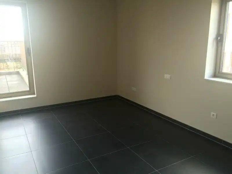 Centraal gelegen appartement met ruime zonneterras en garage vlakbij de K in Kortrijk. foto 4