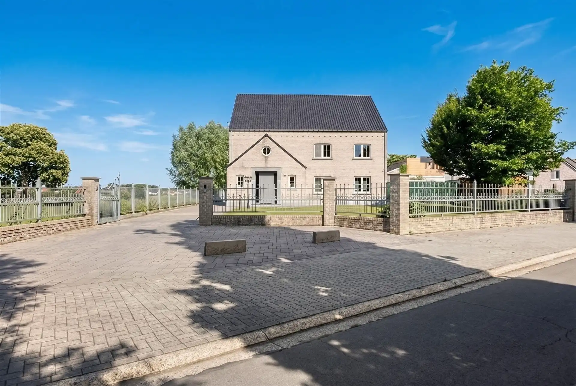 Instapklare villa met zwembad. Landelijke ligging in Leut. foto 33