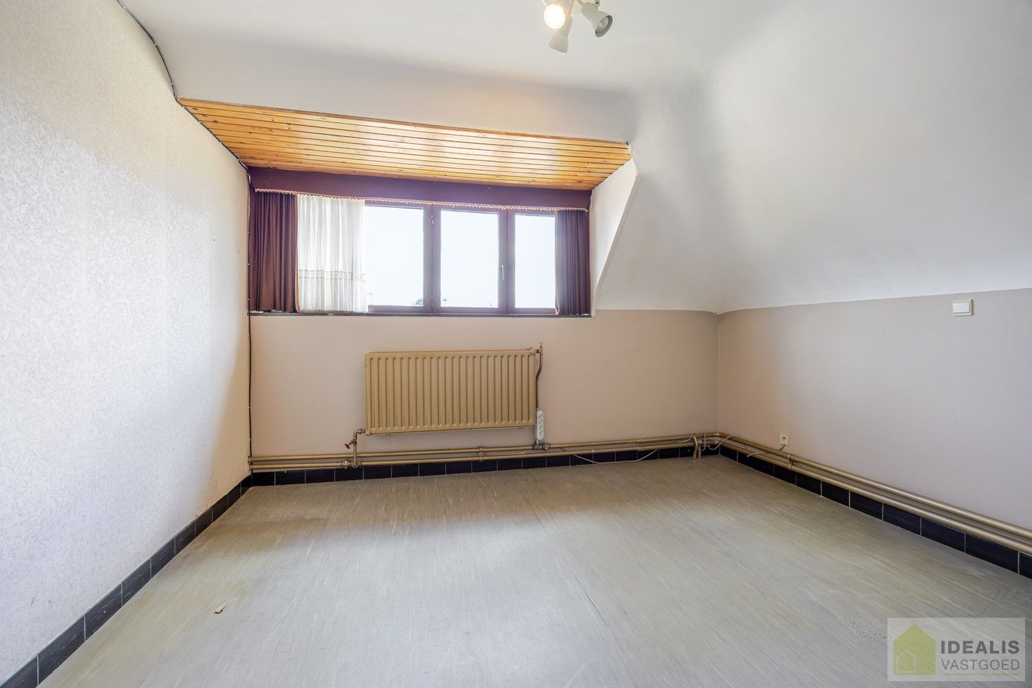 CHARMANTE EN TE RENOVEREN EENGEZINSWONING MET 4 SLAAPKAMERS OP EEN KNAP PERCEEL EN GEGEERDE LOCATIE !! foto 16