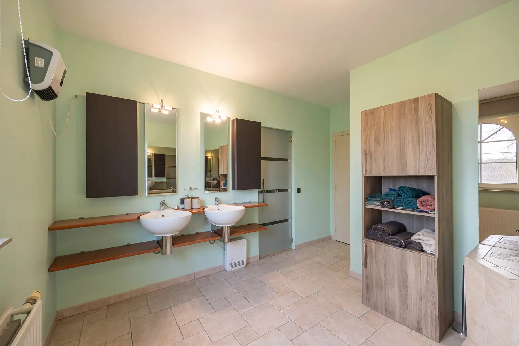 INSTAPKLARE, RIANTE GEZINSWONING MET 5 SLAAPKAMERS,  RUIMTE VOOR VRIJ BEROEP, INPANDIGE GARAGE IN KELDER EN GUNSTIG EPC OP PERCEEL VAN 11A30CA TE OUDSBERGEN foto 10