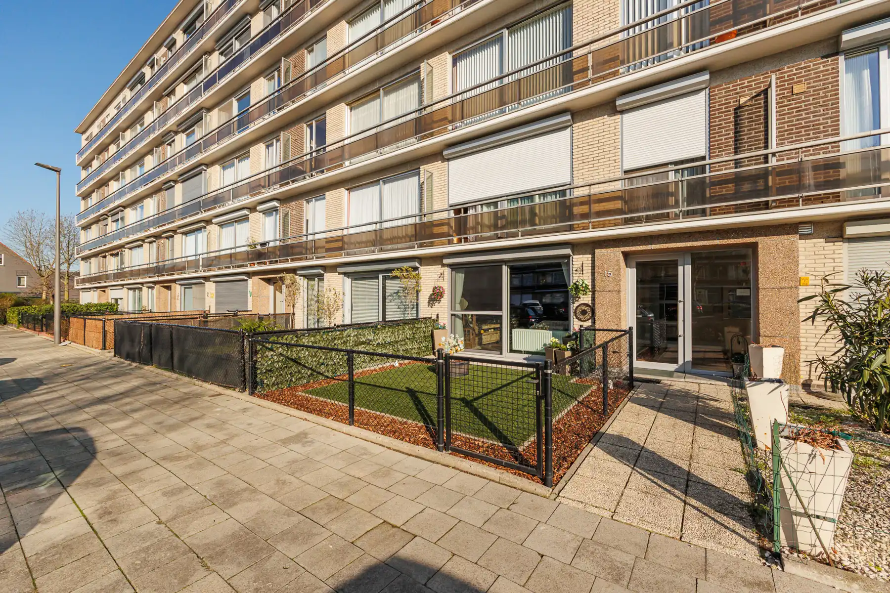 Hoofdfoto van de publicatie: Gelijkvloers appartement met twee onderhoudsvriendelijke tuinen!
