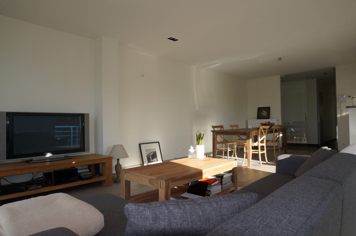 Bijzonder groot appartement met twee slaapkamers te huur! foto 2