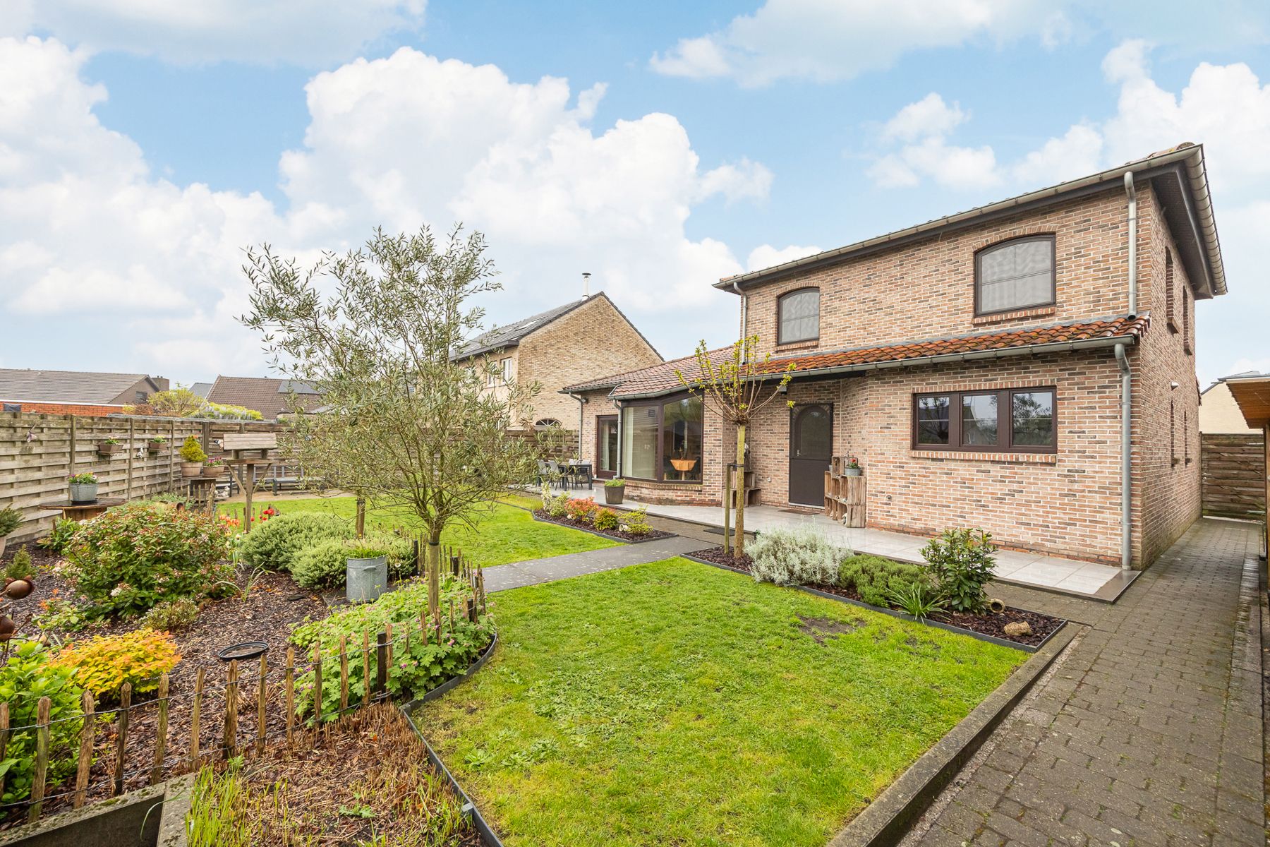 Woning met 2 slaapkamers en garage op 557 m2 grond foto 2