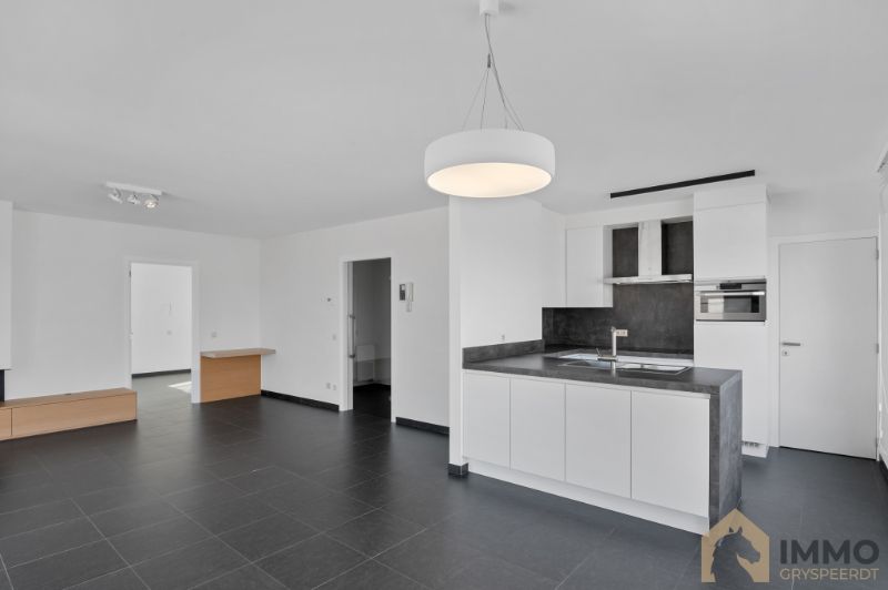 Te huur centrum Roeselare prachtig luxueus dakappartement met 2 zonnige terrassen. foto {{pictureIndex}}